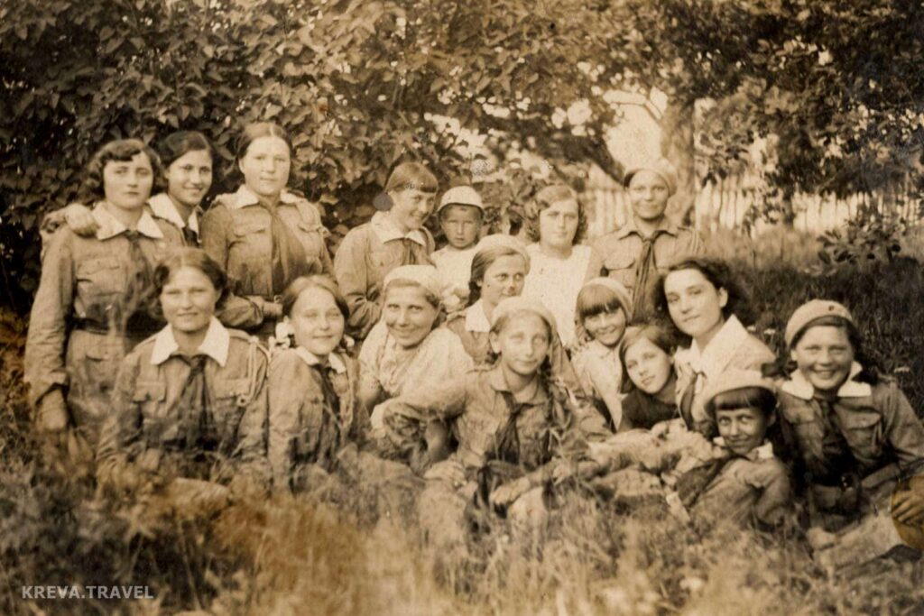 Ирена Бондарович со школьницами на природе. Фото из архива Зинаиды Ангельской